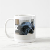 Schattige Zwarte Pug Slapend Koffiemok (Links)
