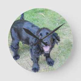 Schattige zwarte puppy ronde klok
