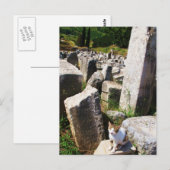 Schattige zwerfkat die leeft in de ruïnes van de E Briefkaart (Voorkant / Achterkant)