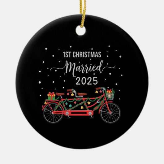 Schattigee 1e kerst Getrouwd 2025 Tandem Fiets Keramisch Ornament (Voorkant)