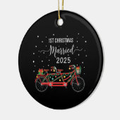 Schattigee 1e kerst Getrouwd 2025 Tandem Fiets Keramisch Ornament (Links)