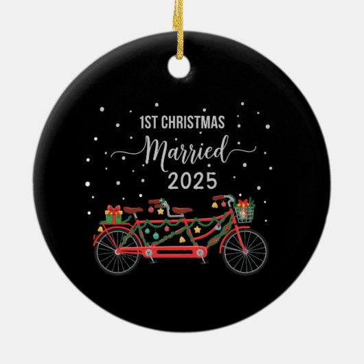 Schattigee 1e kerst Getrouwd 2025 Tandem Fiets Keramisch Ornament (Achterkant)
