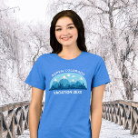 Schattigee aangepaste familie skireis Blue Mountai<br><div class="desc">Gepersonaliseerd bijpassende vrouwen t-shirts voor uw familie ski-uitje naar de Colorado Mountains tijdens uw wintervakantie. Dit coole skigebied t-shirt heeft een schattige tekening van besneeuwde bergtoppen en een blauw landschap. Een geweldige natuur T-shirt voor een outdoor liefhebbende familie voor hun natuur expeditie.</div>