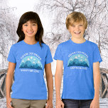 Schattigee aangepaste familie skireis Blue Mountai<br><div class="desc">Gepersonaliseerd bijpassende kinder t-shirts voor een jongetje of meisje bij uw familie skivakantie naar het Colorado-gebergte tijdens uw wintervakantie. Dit coole skigebied t-shirt heeft een schattige tekening van besneeuwde bergtoppen en een blauw landschap. Een geweldige natuur T-shirt voor een outdoor liefhebbende familie voor hun natuur expeditie.</div>