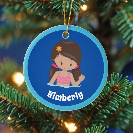 Schattigee aangepaste meisjes zwemmen team kerst keramisch ornament