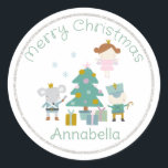 Schattigee aangepaste naam Nutcracker Christmas Ronde Sticker<br><div class="desc">Deze aangepaste Kerst sticker labels hebben een schattig notenkraker thema. Een illustratie van een kerstboom is afgebeeld met kleine geschenken eronder. Een notenkraker speelgoed soldaat staat aan één kant, met een suikerpruimenfee die boven hem fladdert. De Mouse King is aan de andere kant gedrukt. Kleine sneeuwvlokken herfsten rond de boom....</div>