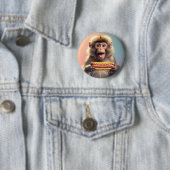 Schattigee aap met hotdog ronde button 5,7 cm (In situ)
