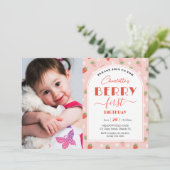 Schattigee aardbeien bessen eerste 1e verjaardag f kaart (Staand voorkant)