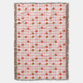 Schattigee aardbeien en bloemen op een roze gingha deken (Voorkant Verticaal)