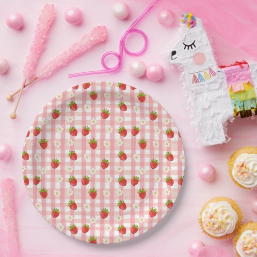 Schattigee aardbeien en bloemen op een roze gingha papieren bordje (Feest)