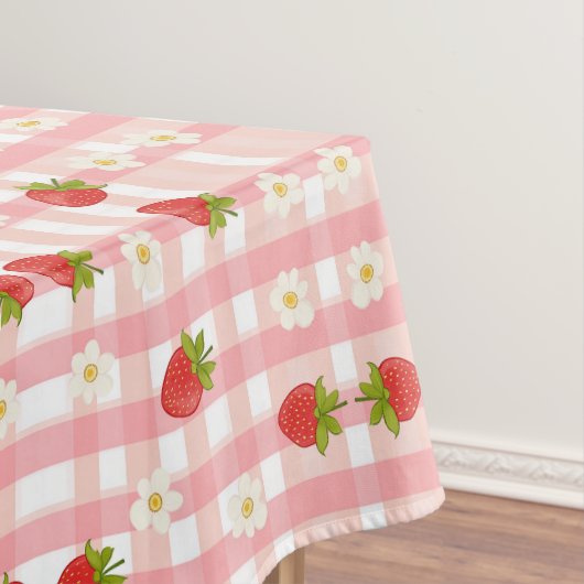 Schattigee aardbeien en bloemen op een roze gingha tafelkleed (Voorbeeld)