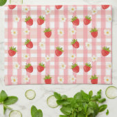Schattigee aardbeien en bloemen op een roze gingha theedoek (Gevouwen)