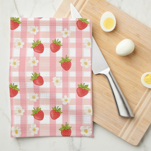 Schattigee aardbeien en bloemen op een roze gingha theedoek (Quarter Fold)