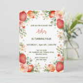 Schattigee aardbeien regenboogpatroon verjaardagsf kaart (Staand voorkant)