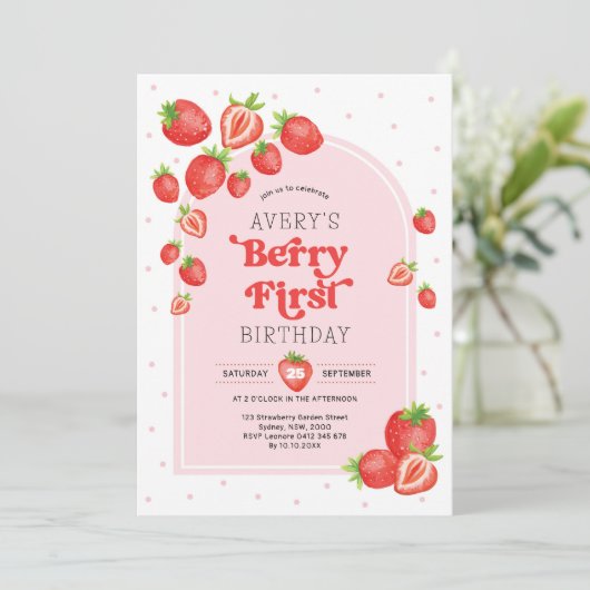 Schattigee aardbeienbes Eerste 1e Verjaardag Kaart (Staand voorkant)