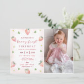 Schattigee aardbeienbessen eerste 1e verjaardag fo kaart (Staand voorkant)