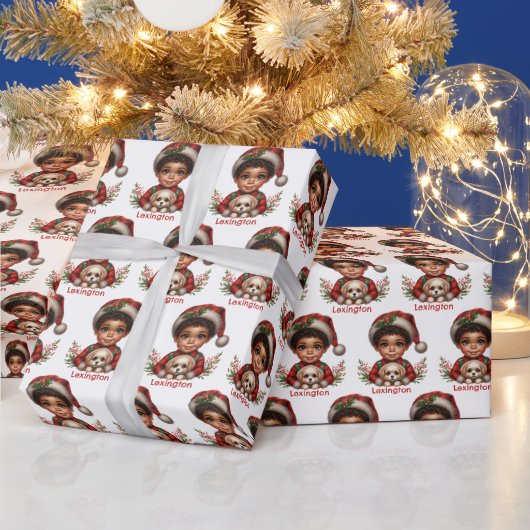 Schattigee Afro-Amerikaanse jongen en puppy kerst Cadeaupapier (Feestdagen)