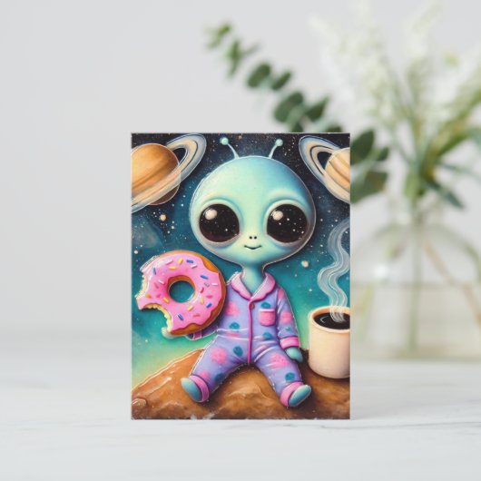 Schattigee alien met koffie en donut in de ruimte briefkaart (Staand voorkant)