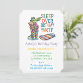 Schattigee Alligator Slaap Over Verjaardagsfeest Kaart (Staand voorkant)