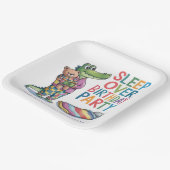 Schattigee Alligator Slaap Over Verjaardagsfeest Papieren Bordje (Gebogen)