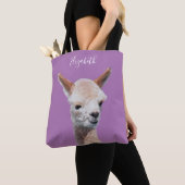 Schattigee alpaca, gepersonaliseerde naam, lavende tote bag (Dichtbij)