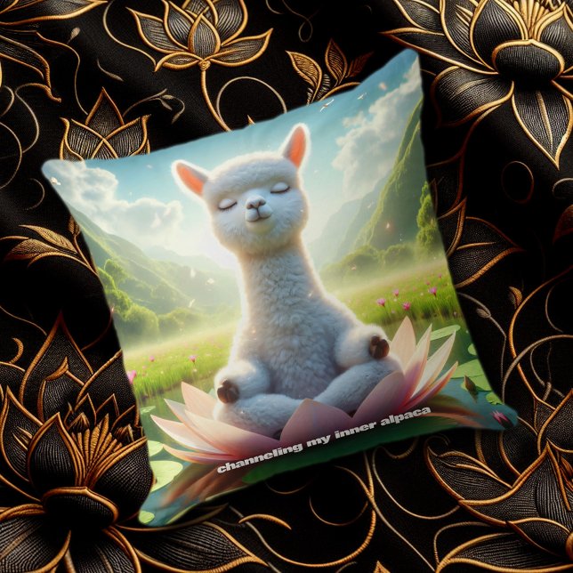 Schattigee Alpaca Mediteren op Lotus Pad in Lake Kussen (Cute Alpaca Meditating on Lotus Pad in Mountain Meadow Lake Cover Photo)