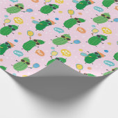 Schattigee augurken spelen Pickleball op lichtroze Cadeaupapier (Hoek)