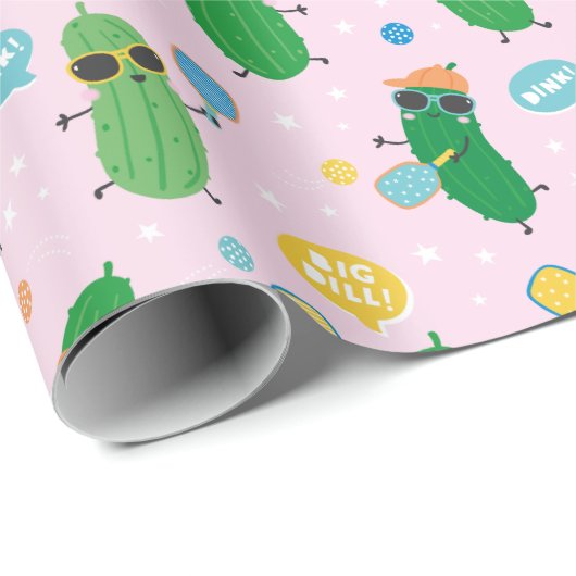 Schattigee augurken spelen Pickleball op lichtroze Cadeaupapier (Rol Hoek)