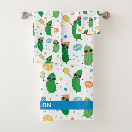 Schattigee augurken spelen Pickleball op wit Bad Handdoek (Insitu)
