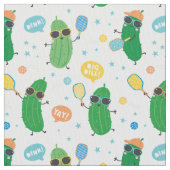 Schattigee augurken spelen Pickleball op wit Stof (Close Up)