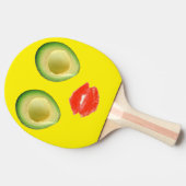 Schattigee avocado gezicht gele rode lippen tafeltennisbatje (Zijkant)