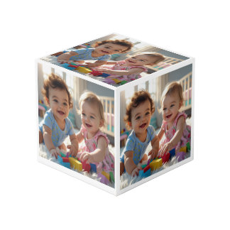 Schattigee Baby Boy & Girl Spelen in een zonovergo Kubus