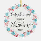 Schattigee Baby Bump's eerste kerst Holly Keramisch Ornament (Voorkant)