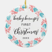 Schattigee Baby Bump's eerste kerst Holly Keramisch Ornament (Achterkant)