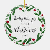 Schattigee Baby Bump's eerste kerstkrans Keramisch Ornament (Achterkant)