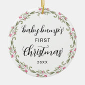 Schattigee Baby Bump's eerste roze kerstbessen Keramisch Ornament (Voorkant)