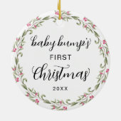 Schattigee Baby Bump's eerste roze kerstbessen Keramisch Ornament (Achterkant)