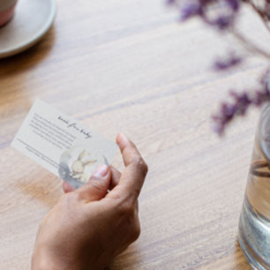 Schattigee Baby Bunny op de maan met sterrenboeken Informatiekaartje