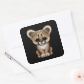 Schattigee Baby Cougar Cub op zwart Vierkante Sticker (Envelop)