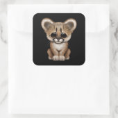 Schattigee Baby Cougar Cub op zwart Vierkante Sticker (Tas)
