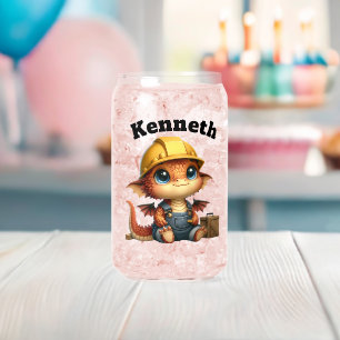 Schattigee baby-draak in een hard pet spelen met g blikvorm glas