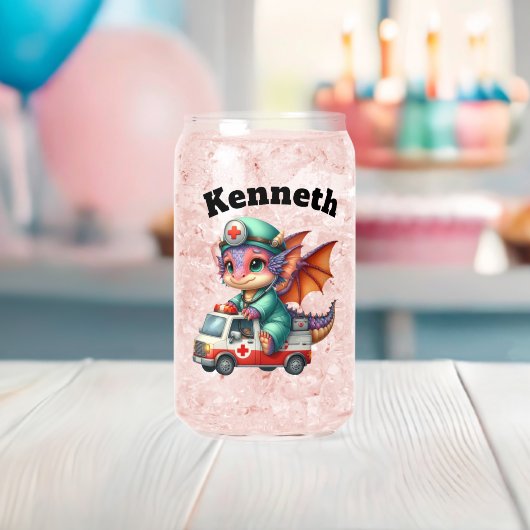 Schattigee baby Dragon in een doktersoutfit! Blikvorm Glas (Insitu (Baby Shower))