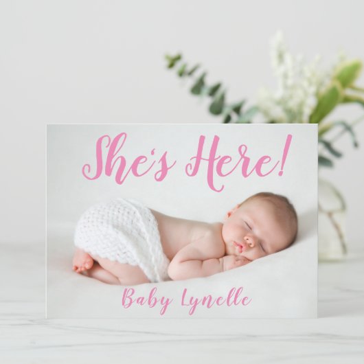 Schattigee Baby foto, ze is hier, roze Aankondiging (Staand voorkant)