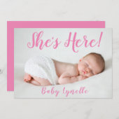 Schattigee Baby foto, ze is hier, roze Aankondiging (Voorkant / Achterkant)