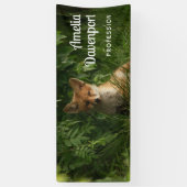Schattigee Baby Fox in een Green Forest Business Spandoek (Verticaal)