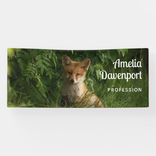 Schattigee Baby Fox in een Green Forest Business Spandoek (Horizontaal)