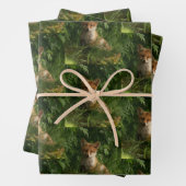 Schattigee Baby Fox in een Green Forest Pattern Inpakpapier Vel (In situ)