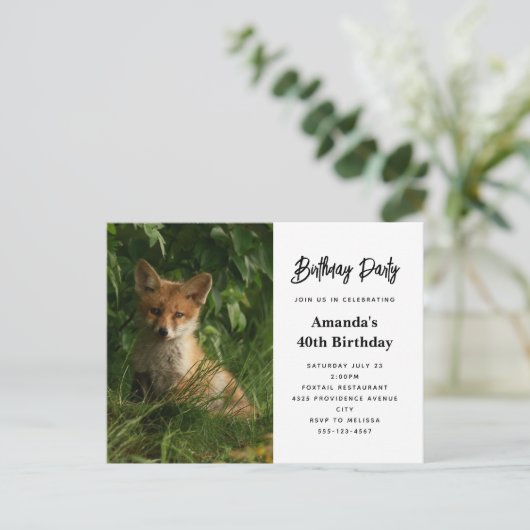 Schattigee Baby Fox in een Green Forest Verjaardag Uitnodiging Briefkaart (Staand voorkant)
