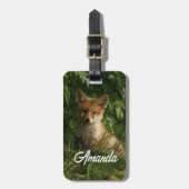 Schattigee Baby Fox in een groen bos Bagagelabel (Voorkant verticaal)
