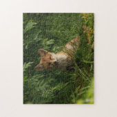Schattigee Baby Fox in een groen bos Legpuzzel (Verticaal)
